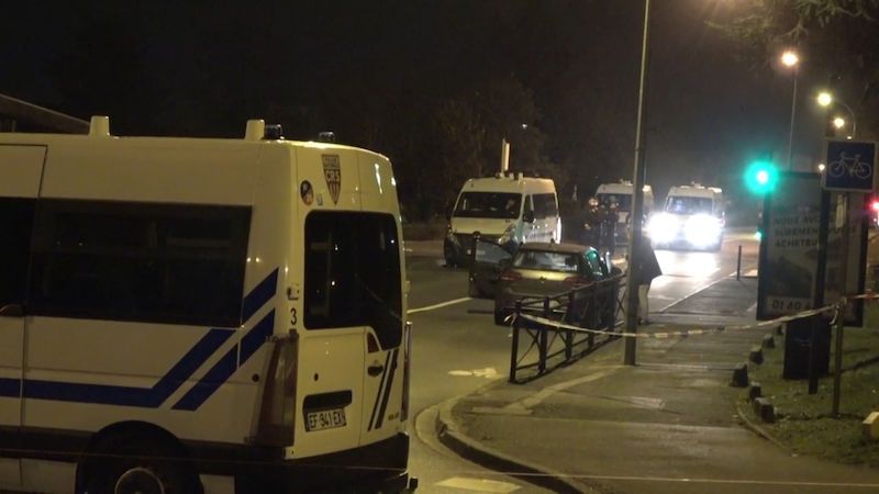V regionu u Paříže se rozhořela válka gangů. Mladí se vraždí kapesními noži